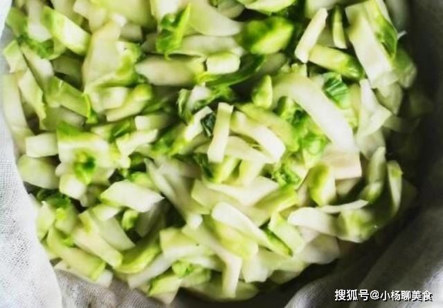 喜欢吃榨菜吗？学会自己做，腌制两天就可以吃，简单又美味