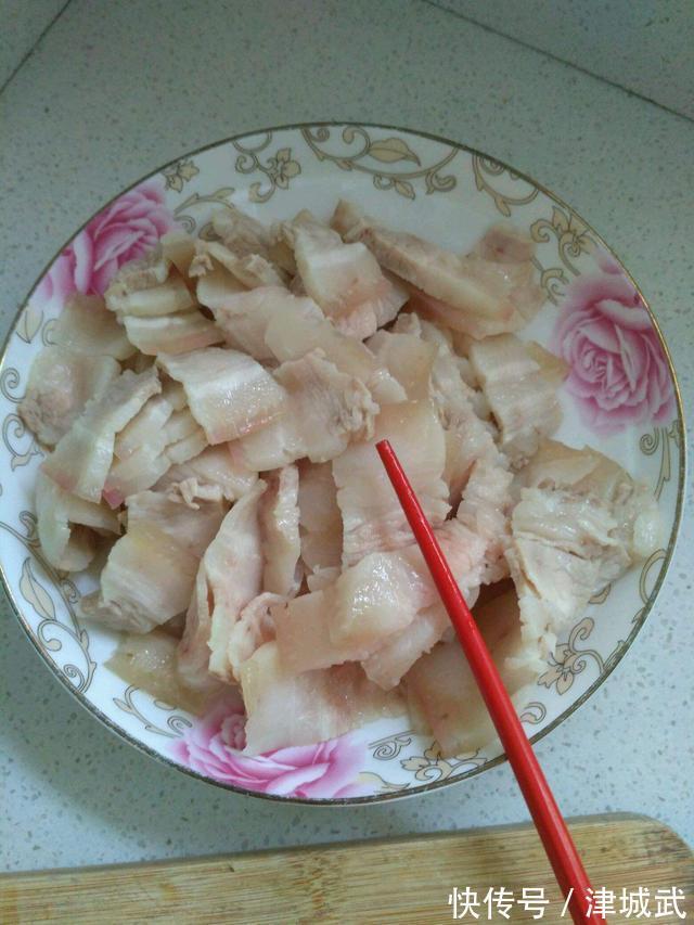 回锅肉多做这“3步”,色泽红亮,肥而不腻,比饭馆做的还好吃!