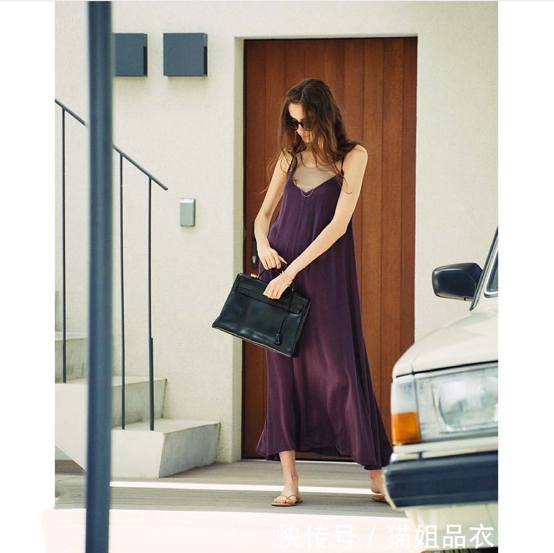 越简单越挑人,参考她的“随性极简风”搭配,全程穿凉鞋,美极了