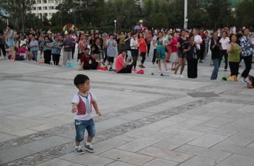 妈妈|2岁宝宝交给奶奶带,妈妈不放心,奶奶发回一张照片,妈妈笑喷了