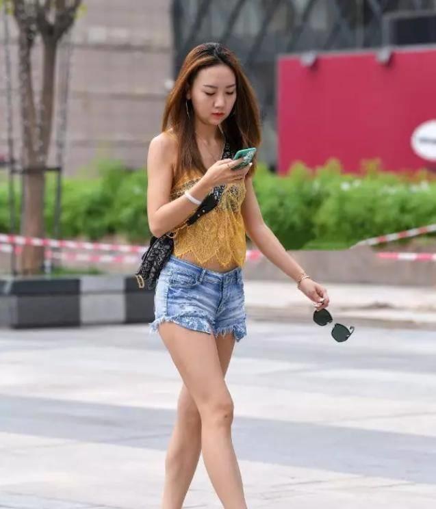 搭配|搭配吊带上衣和破洞牛仔裤,走在大街上轻松释放出独特的美