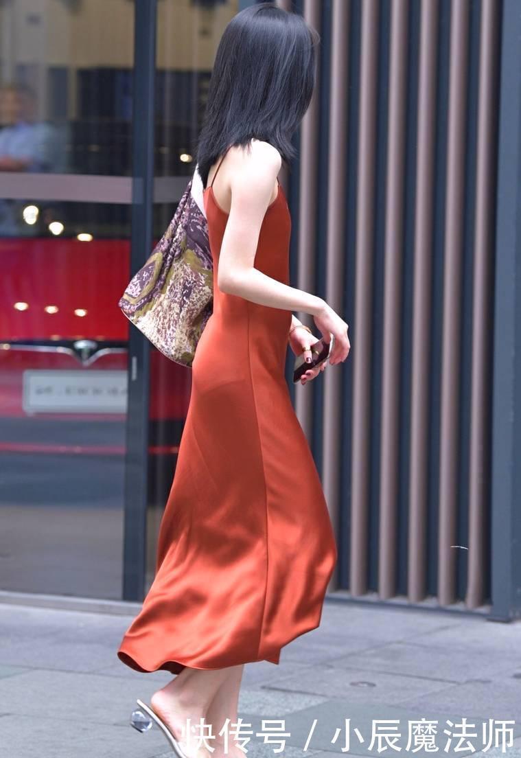 美女长发披肩,同样的颜色不同的气质,蕴含着土味的复古时尚感