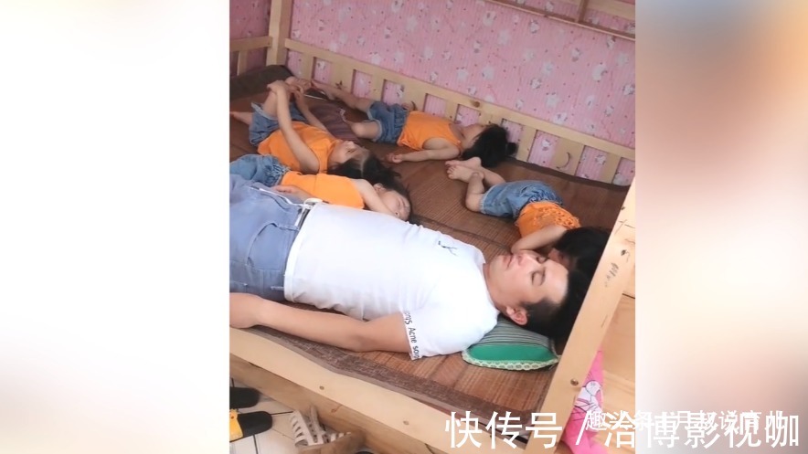 父母|爸爸带着四胞胎睡觉,场面太壮观,看来只有睡着了才能轻松下来