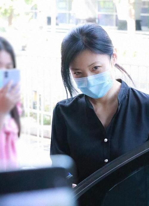 身材高挑|被周涛的气质惊艳了,绿色衬衫搭配低马尾,52岁依然是少女范