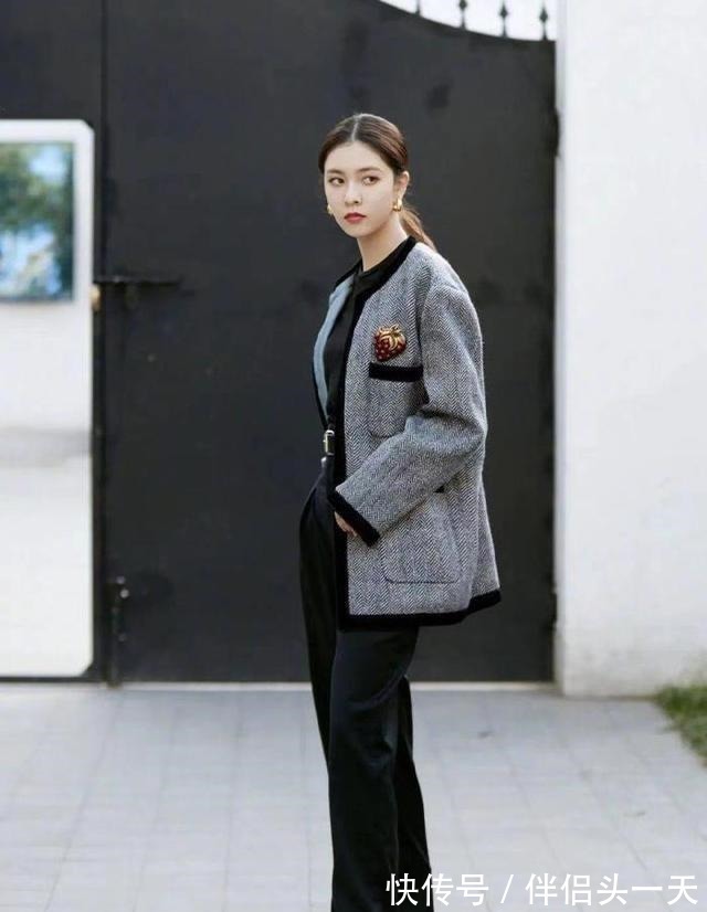 周雨彤 比小黑裤更时髦比阔腿裤显瘦,今秋“裤王”当属它!实在太百搭了!