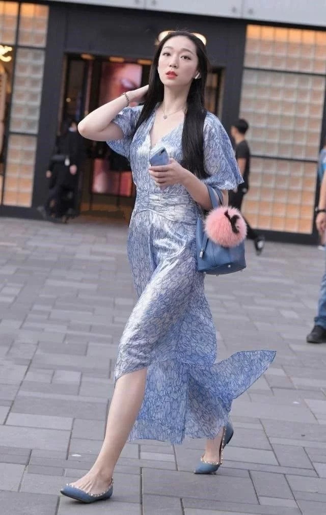 街拍：身材高挑气质靓丽的辣妈，走路带风气质不凡