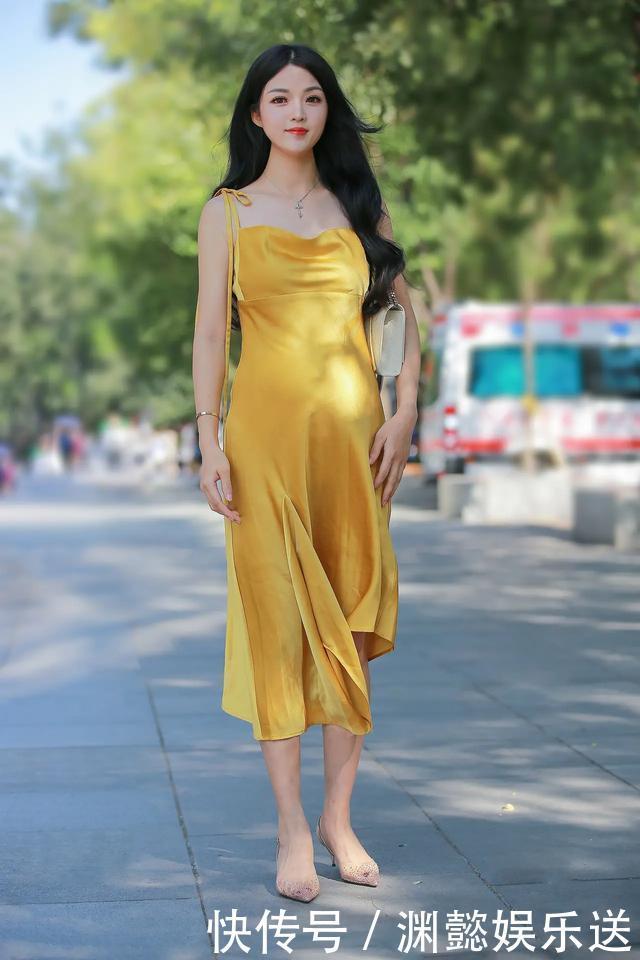宽松的连衣裙，被小姐姐当成孕妇装来穿搭，还真有种迷人的韵味