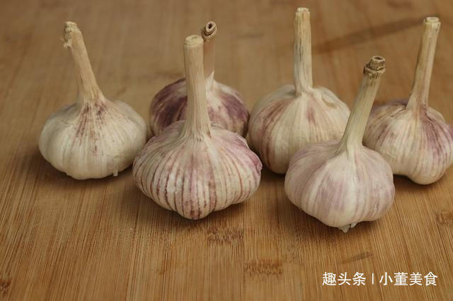 今天才知道，原来保存大蒜这么简单，放一年不干瘪不发芽，真实用
