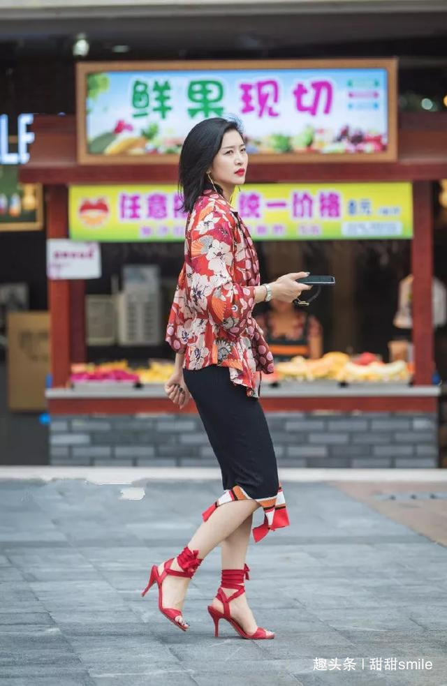 连衣裙 美女黑色连衣裙搭配一双高跟鞋，把她的成熟感全部的展现出来了