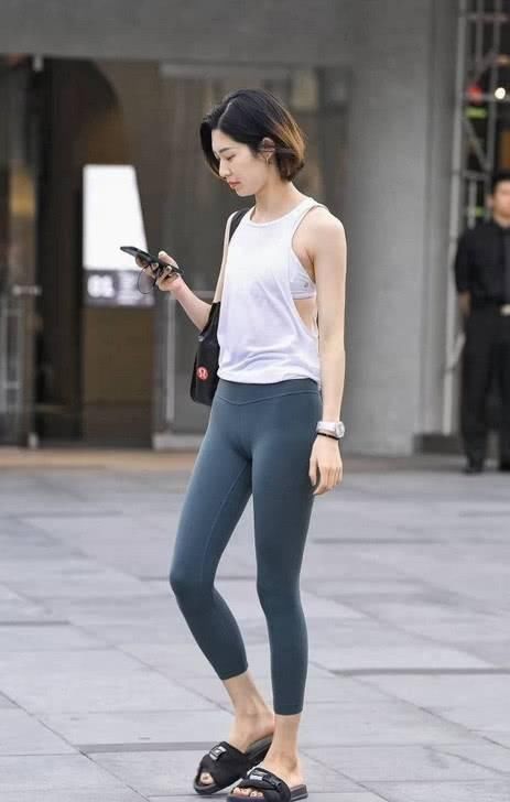透露|街拍美女小姐姐紧身裤穿出迷人线条,透露着青涩的美