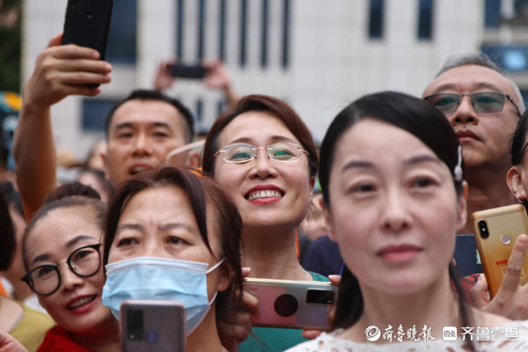 齐鲁壹点|部分考生结束高考，考点前手捧鲜花和老师家长合影