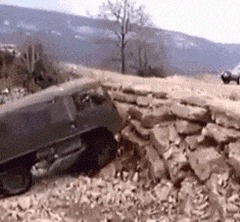 |搞笑GIF动图,给家里的金毛洗个澡之后,它自闭了!