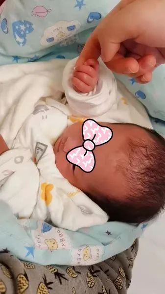 儿科|出生时只有580克的“巴掌宝宝”出院!医生:生命的坚强超乎想象