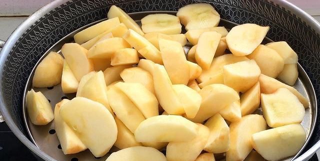 胃部|每天坚持吃一个煮熟的苹果,会有哪些好处?医生:这两类人可多吃