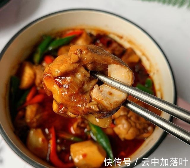 芋头搭配鸡肉这样做,芋头绵软,鸡肉细嫩入味,太解馋了!