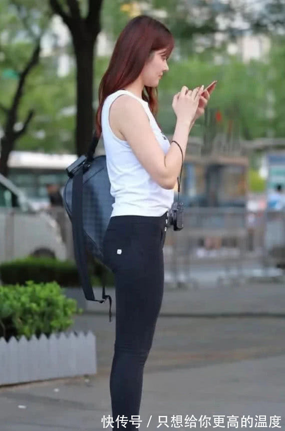 美女|街拍美女:边走边拍小姐姐,简单穿搭休闲清爽,人生处处是风景