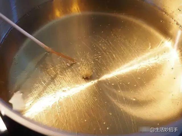 洗衣服时加点这个,连搓一下都不用,衣服立刻干净如新