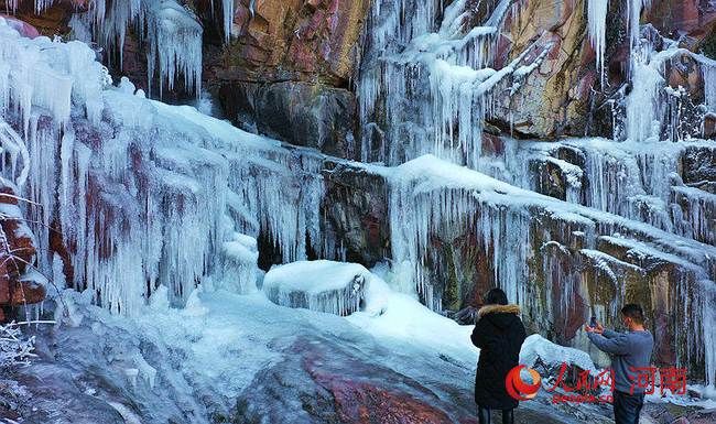 人民网|河南伏羲山现峡谷冰瀑群 晶莹冰挂似水晶宫