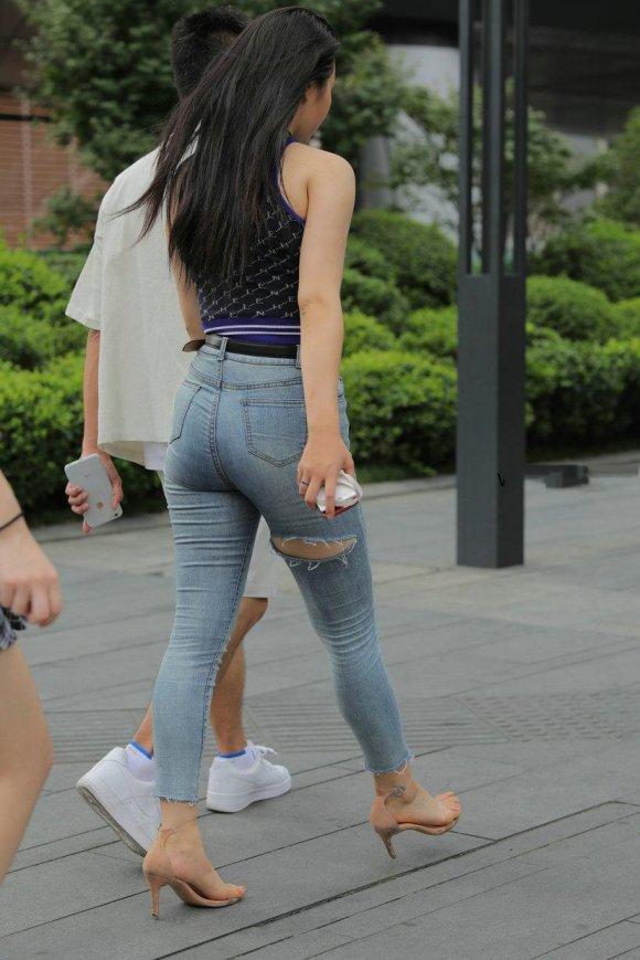 穿搭 运动背心配破洞牛仔裤,简约美丽又显身材,美的清爽宜人