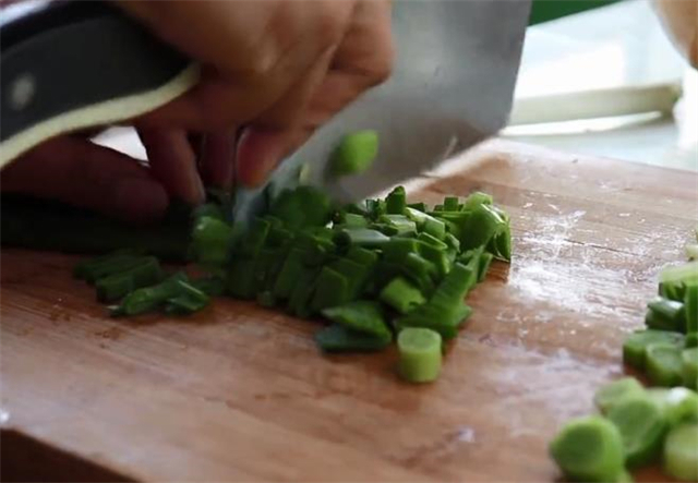 教你在家轻松制作凉粉,掌握好淀粉和水的比例,做出来才筋道好吃