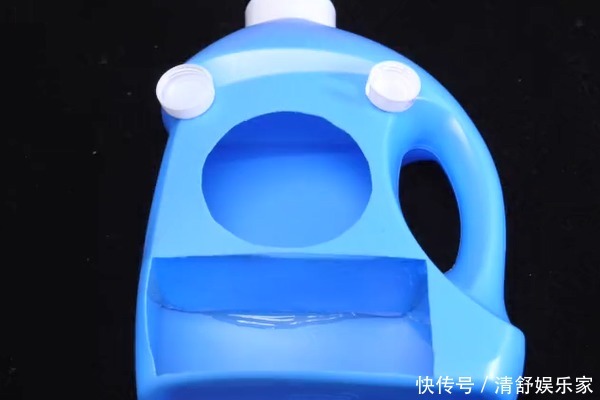 空洗衣液|洗衣液瓶子不要扔,简单切几刀,放在床上,全家人都抢着用!