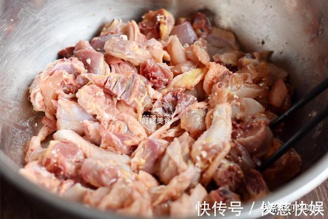 鸡汤|炖鸡汤时，别直接下锅炖，学会这个窍门，鸡肉嫩滑不柴，汤更香
