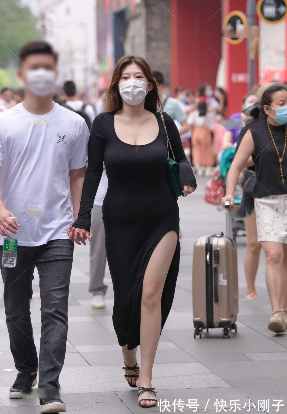 美女|活泼的美女非常自信！一个高调的女神，看起来比花还新鲜！