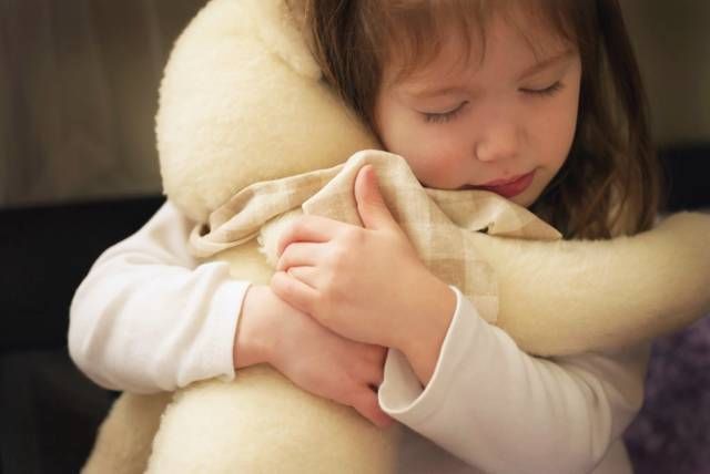 二宝|姐姐睡觉被弟弟吵醒,见妈妈没在,姐姐下意识的举动让人暖心