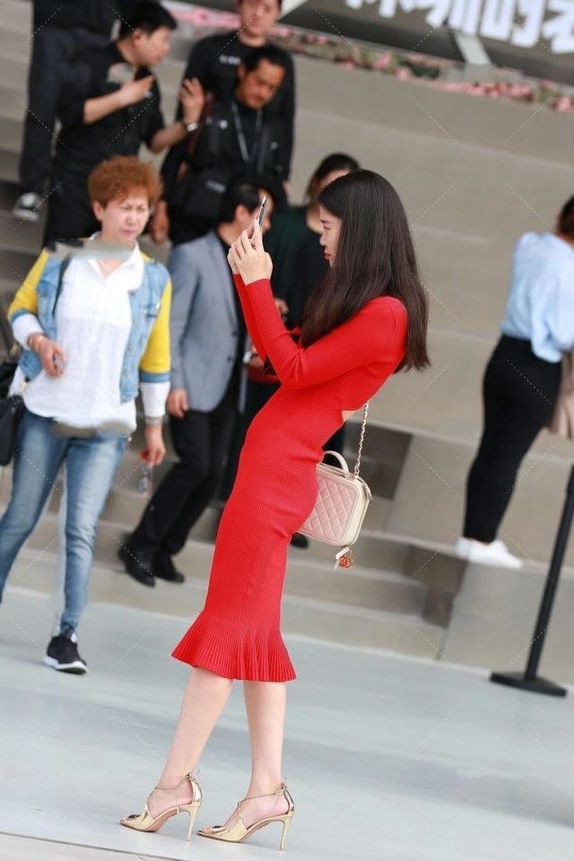 美的 年轻女生就是会穿,露脐衫配牛仔裤,轻松穿出小蛮腰,靓丽又清爽