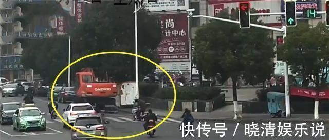 录取|14岁熊孩子花5元买钥匙,悄悄开走83万元挖掘机,网友建议录取