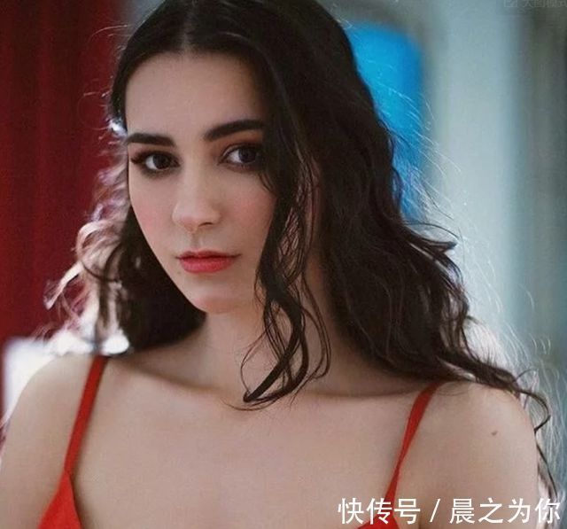 模特|俄罗斯模特,直角肩、蝴蝶背惹人羡,坚持一项运动,打造同款身材