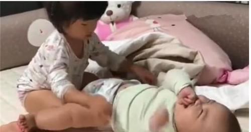 孩子|3岁姐姐给弟弟换尿不湿，发现弟弟和自己不一样，反应让人笑抽
