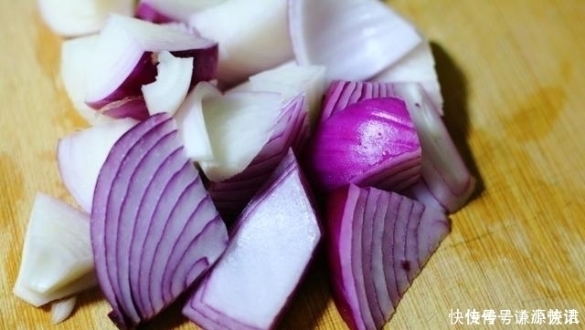 营养|一家三口的晚餐,4道家常菜荤素搭配,开胃又下饭,好吃又营养