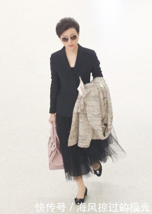 52岁杨澜真会穿,一身黑白配看似简单却暗藏玄机,难怪你穿不好看