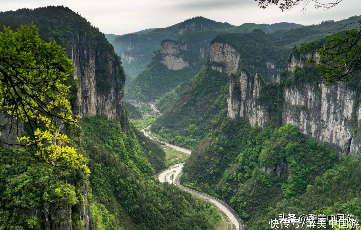 天下风物——《探访德夯大峡谷，瀑布高悬，峡谷深壑，风光旖旎》风光题照