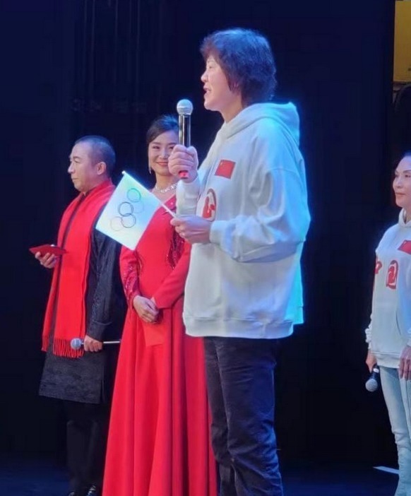 世界杯|郎平退役生活太滋润!受邀参加华人春晚,气色状态极佳明显发福