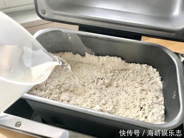 这才是真正的黑面包,超多的杂粮坚果,无黄油不揉膜,又香又顶饿