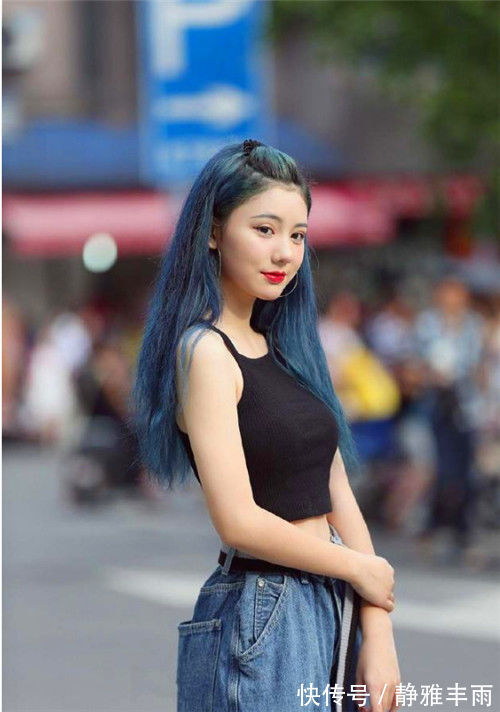 气质|街拍:蓝色无袖连衣裙,小姐姐长发飘飘,气质不凡