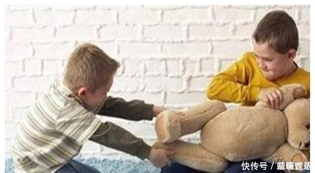 姥姥|5岁女儿意外发现爸妈结婚照,里面没有自己,哭着和姥姥告状