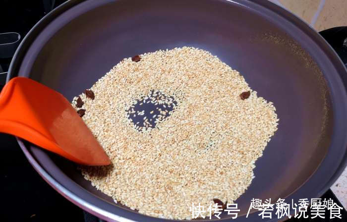 大米别蒸着吃了,配1斤五花肉如此做,简单营养又解馋,越吃越香