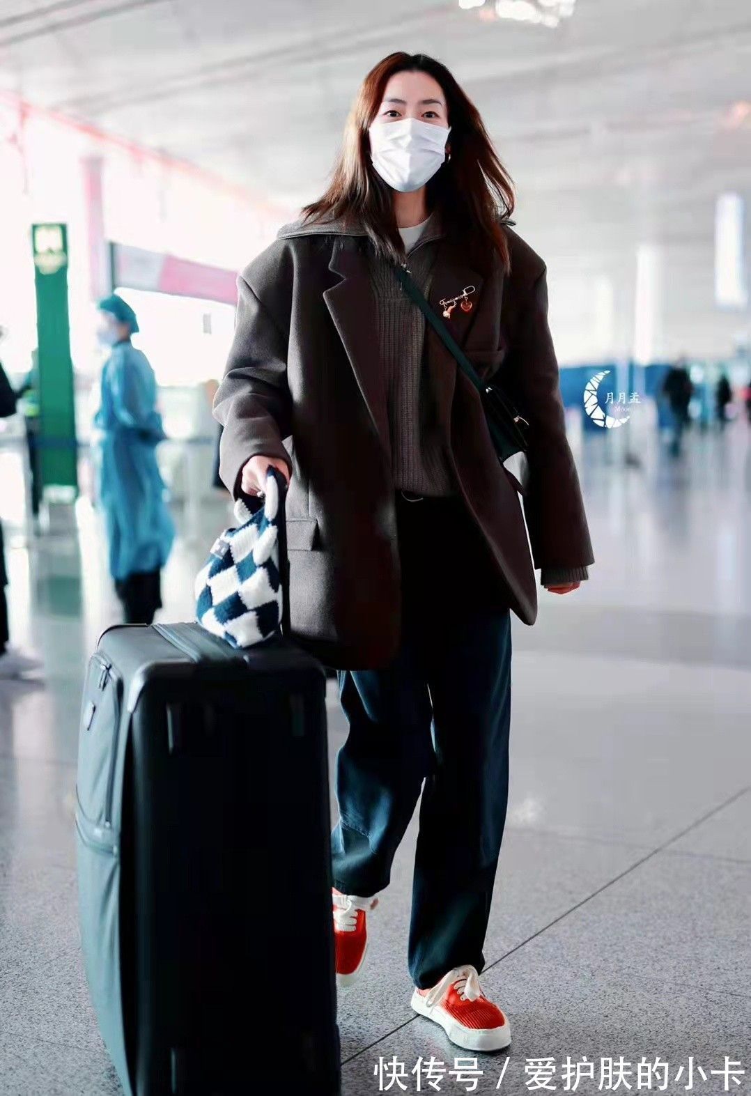 单品|超模品味不一般,刘雯基础款叠穿玩出新花样,简约又高级