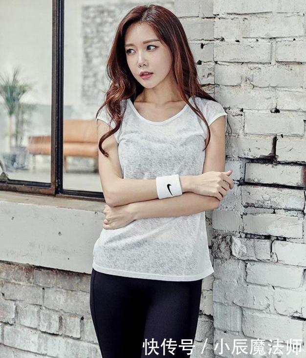 小姐姐|小姐姐爱穿个性迷人的紧身打底裤,更显女性娇俏身姿