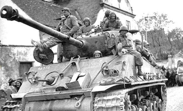 美军|二战晚期德军垂死挣扎：两辆豹式击毁美军数十辆坦克