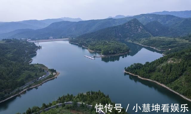 百丈崖水库|航拍济南章丘百丈崖水库，群峰环绕碧荡漾，绿水青山美如画卷