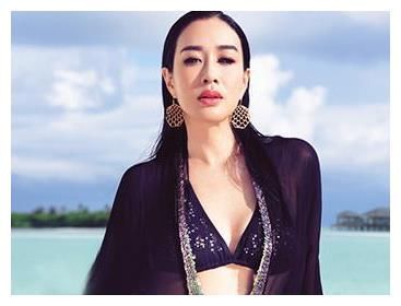 钟丽缇挑战“蜘蛛腿”太厉害，腰部赘肉瞩目，但心态年轻热爱生活