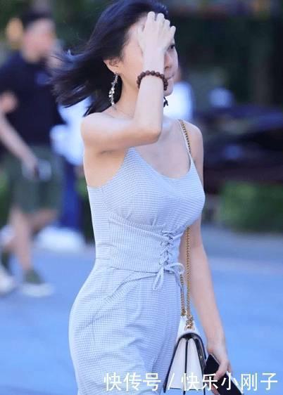 微风|微风拂面清新的美女，随性的穿搭风，想不清凉都难