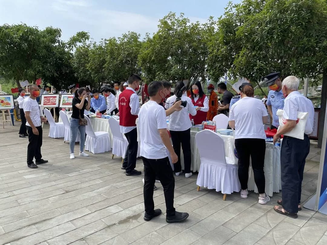 四川省第二届民法典主题宣讲活动在自贡沿滩启动105名“法律明白人”将走村入户宣讲插图