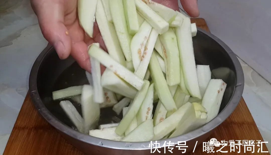 茄子|米饭怎么做才好吃吗,锅里一焖,既有菜又有饭,上桌全家都抢着吃