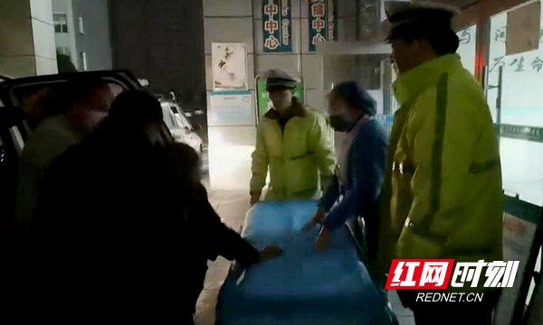 民警|常德：心脏病突发紧急送医 交警接力抢救生命