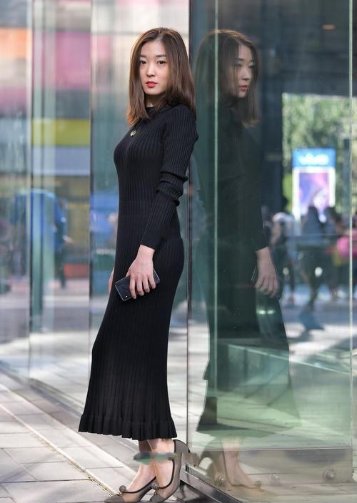 织连衣裙穿起来很优雅,搭配高跟鞋穿起来,显优雅气息